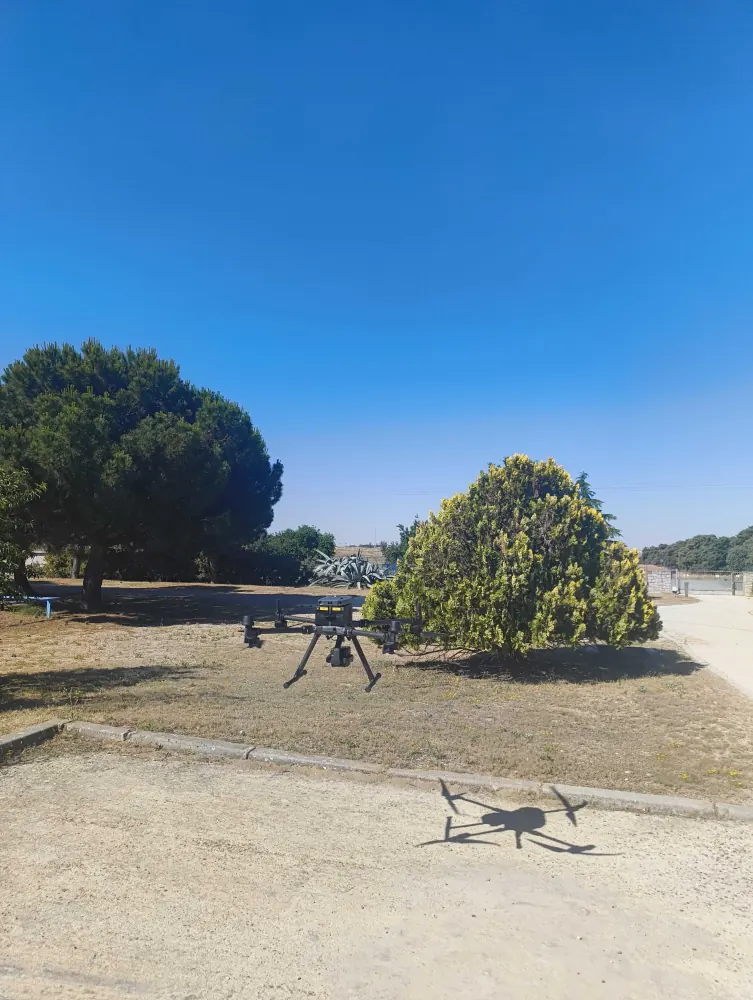 Dron LIDAR sobrevolando el Depósito de Retamares para Canal de Isabel II
