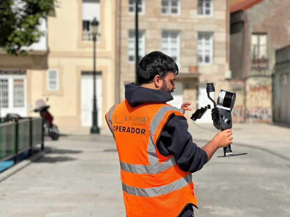 Operador de LAURIA ESCÁNER con escáner SLAM realizando levantamiento patrimonial en Vigo